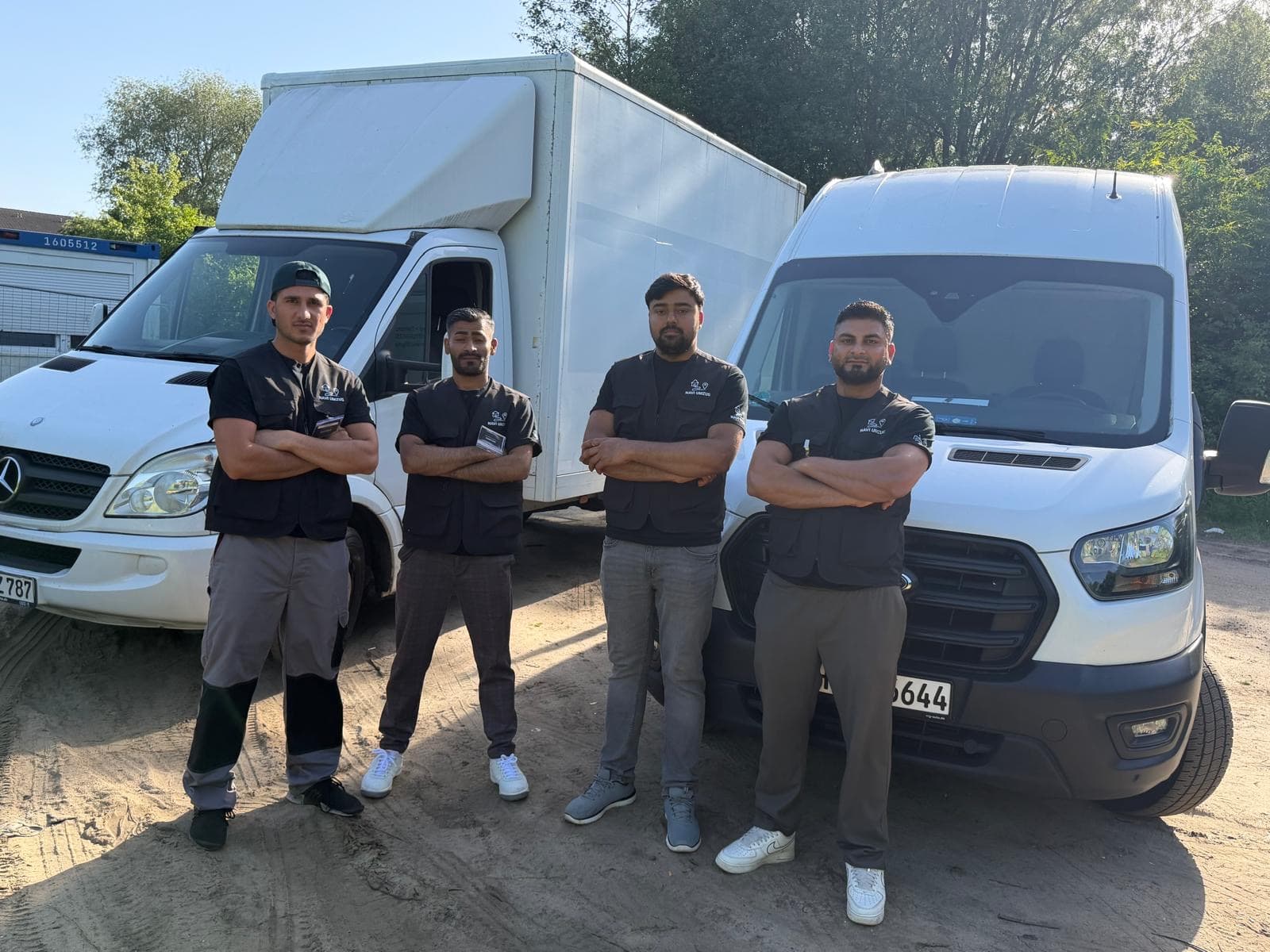 Navi Umzug Team mit Transportern