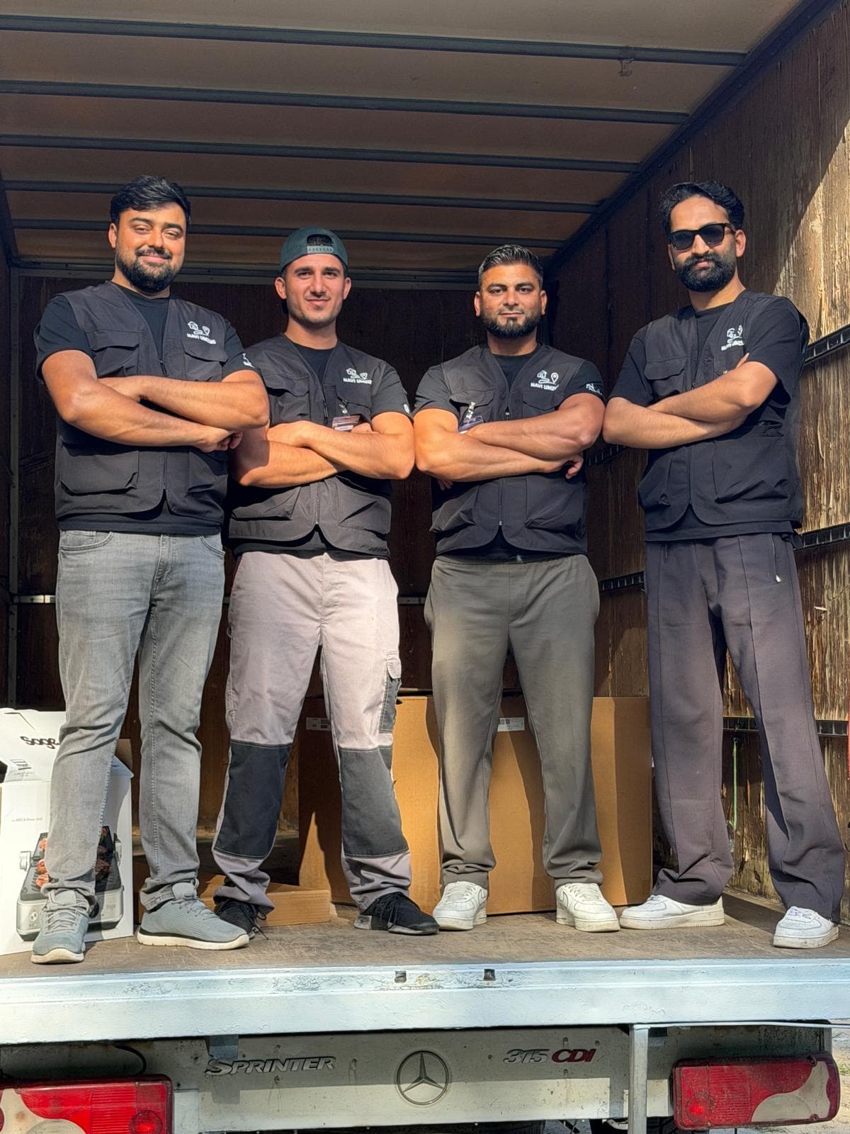 Navi Umzug Team im LKW